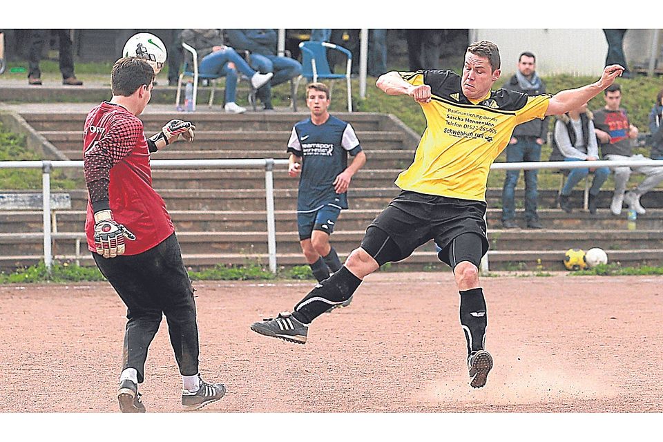 Diesmal der Vorbereiter: Trechtingshausens Torjäger Thomas Hofmann (rechts) - hier scheitert er an Oppenheims Torwart Tobias Tanner - legte seinem Mitspieler Patrick Weber zum 1:0 auf.Foto: Edgar Daudistel