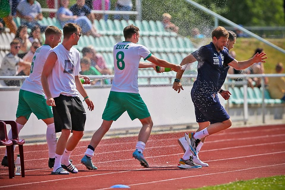 Unter Cheftrainer Maik Kunze (r.) feierte der 1. FC Zeitz die Landesliga-Rückkehr.