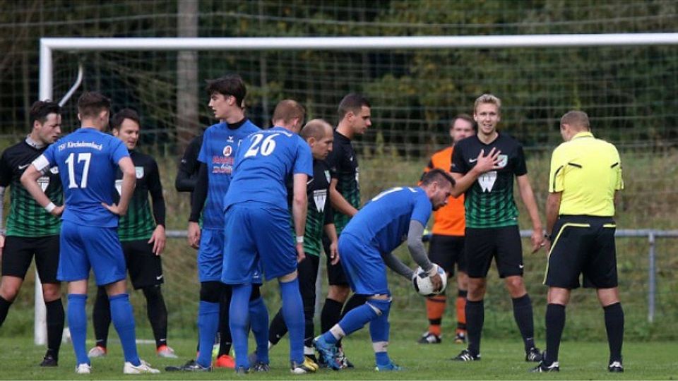 In der Vorrunde trennten sich der TSV Kirchehrenbach (blau) und der TSV Neunkirchen (grün-schwarz) 0:0. In dieser Szene legt sich ein Kirchehrenbacher gerade den Ball vor dem Tor der Gäste zu einem Freistoß zurecht. F: Ralf Rödel