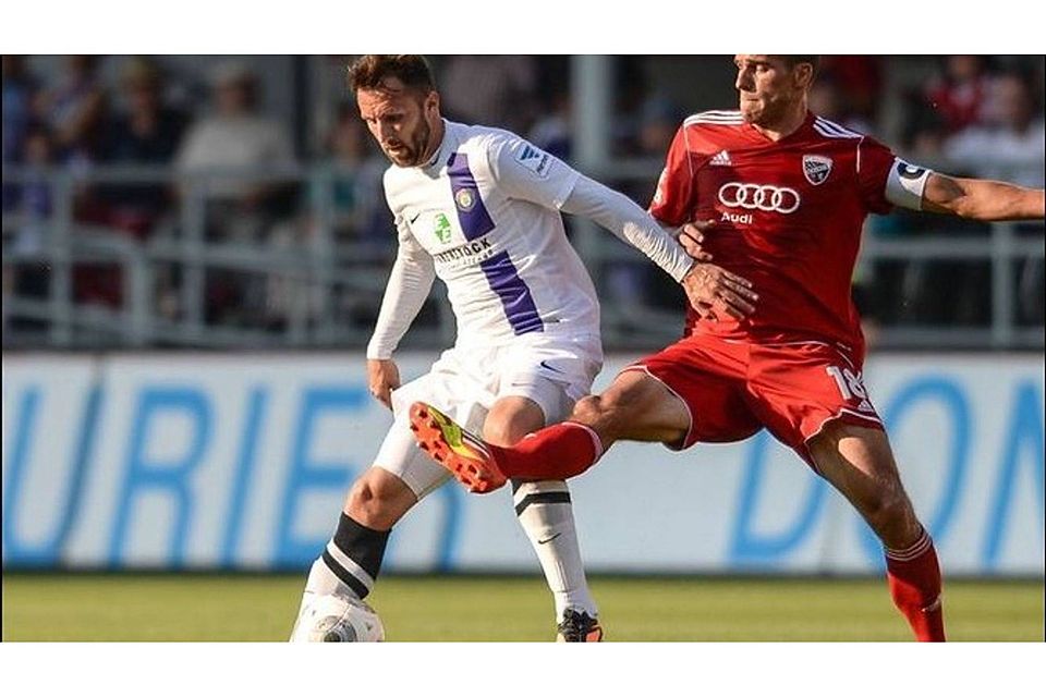 Christian Eigler (re., hier im Trikot des FC Ingolstadt im Zweitligaduell mit dem FC Erzgebirge Aue) strebt eine Trainerkarriere an. F.