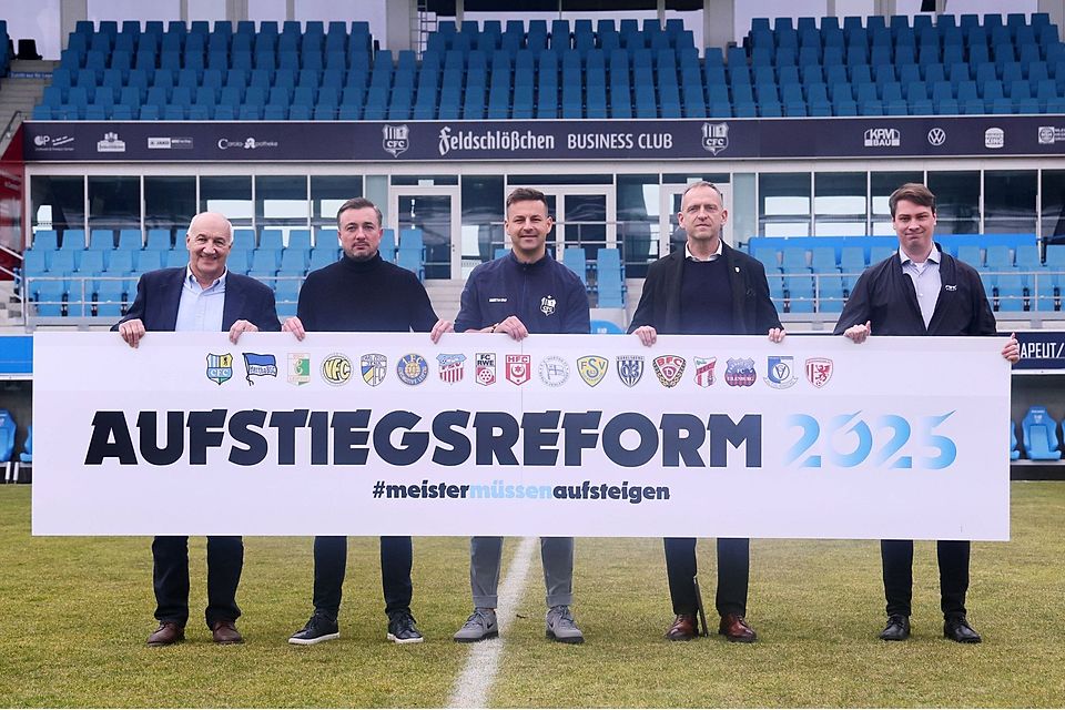 Trafen sich in Chemnitz und stellten ihre Pläne vor (von links): Franz Gerber, Geschäftsführer FC Rot-Weiß Erfurt, Daniel Meyer, Sportdirektor Hallescher FC, Tommy Haeder, Geschäftsstellenleiter Chemnitzer FC, Ralph Grillitsch, Präsident FC Carl Zeiss Jena, André Beuchold, Vorstand FSV Zwickau