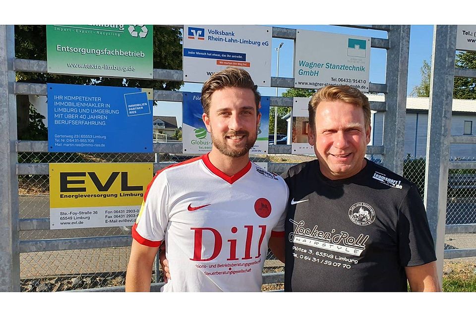 Patrick Kuczok (links) und  und Dietkirchens Spielausschussvorsitzender Peter Schmitt (rechts) haben sich über einen Transfer geeinigt.
