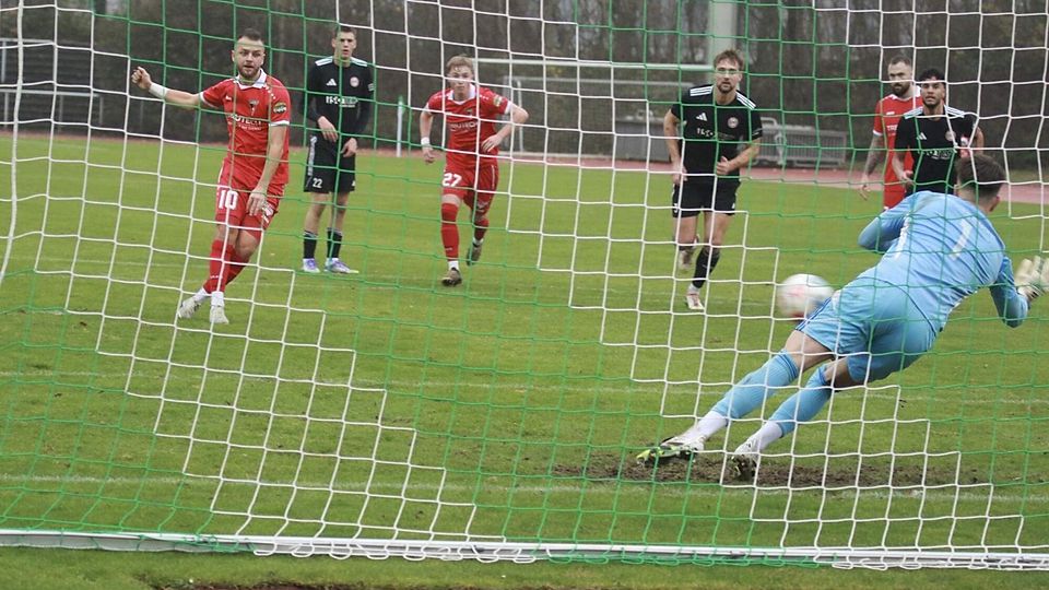 Verwandelt einen Foulelfmeter zur 1:0-Führung: Beecks Marc Kleefisch.