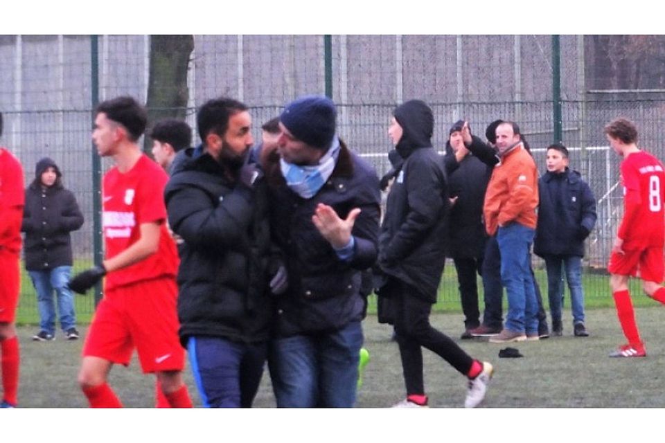 Diese Zeigefinger-Geste von Artens Trainer Turan Büyükata, links, gegenüber den Surheider Fans war der Auslöser für den Spielabbruch. Foto: Volker Schmidt