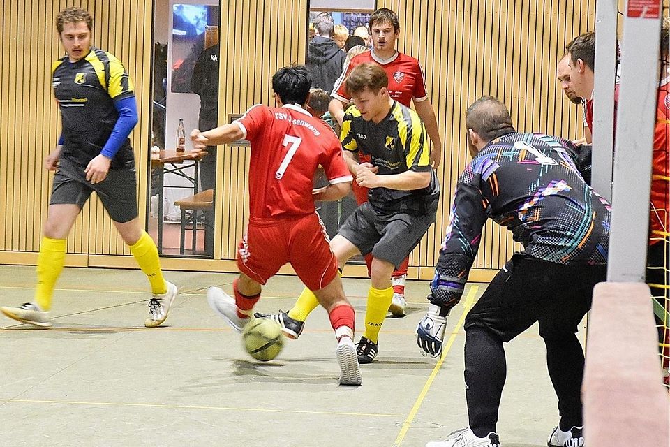Der SV Mammendorf (in Schwarz) im Spiel gegen den TSV Jesenwang.