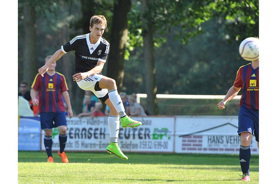 Maß nehmen und treffen: Für Heiner Schulte und Emmeln ist gegen den FC Wesuwe Leidenschaft gefragt. Foto: Ahrens