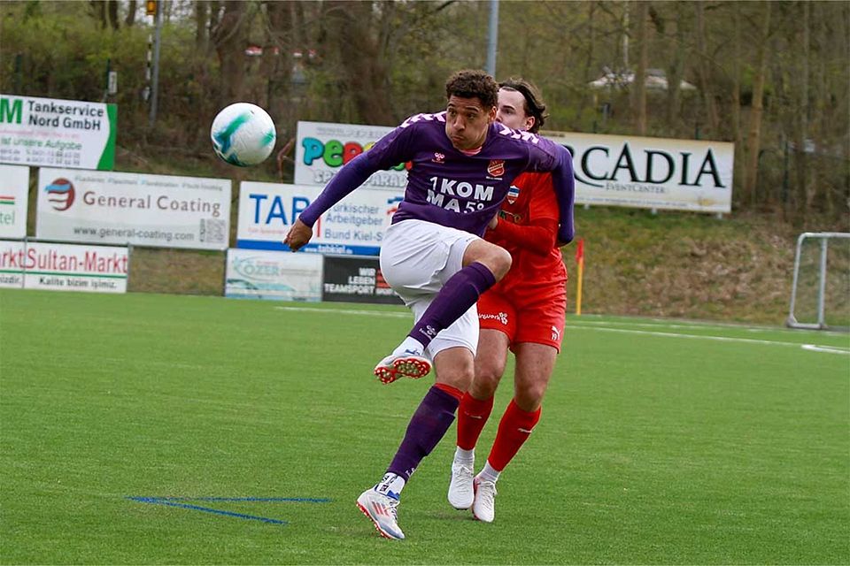 Jens Wollesen (SV Eichede) schirmt den Ball gegen Moritz Haye (Inter Türkspor Kiel) ab.
