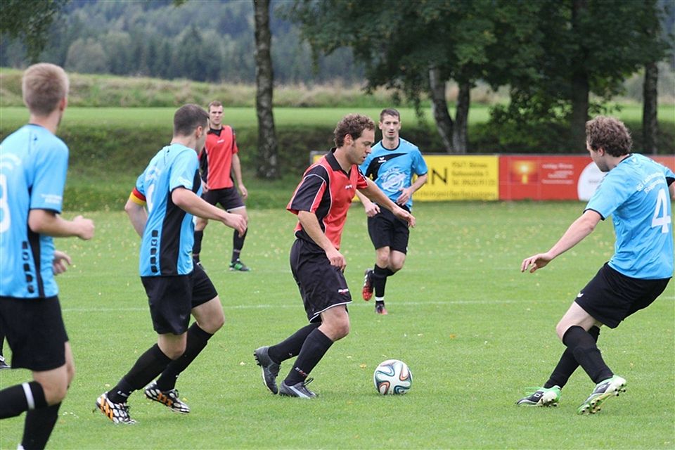 Der VfB Thanhausen (rot) muss nach der Niederlage gegen Leuchtenberg dringend wieder punkten  F: Kastner