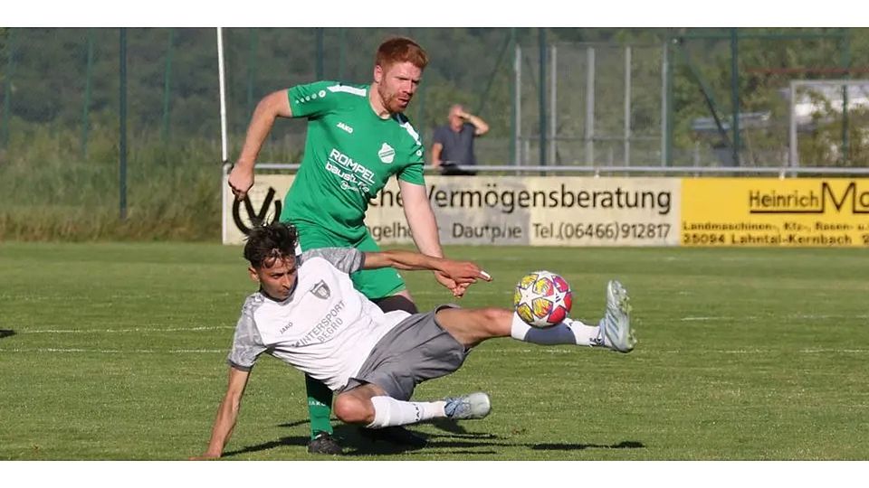 Dautphetal, hier repräsentiert von Jannis Henkel (vorne), schien nach der 2:0-Führung von Moritz Henkels TuSpo Breidenstein schon am Boden, doch dem A-Ligisten gelang ein starkes Comeback. © Jens Schmidt
