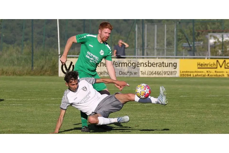 Dautphetal, hier repräsentiert von Jannis Henkel (vorne), schien nach der 2:0-Führung von Moritz Henkels TuSpo Breidenstein schon am Boden, doch dem A-Ligisten gelang ein starkes Comeback. © Jens Schmidt
