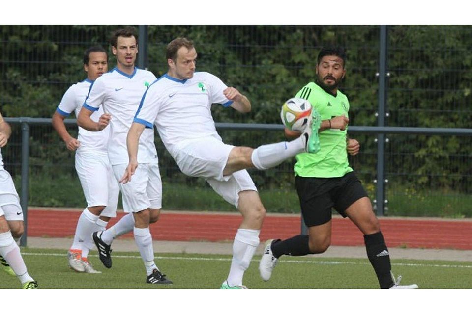 Einen Tick schneller ist Blau-Weiß Königsdorfs Markus Szyma (l.) am Ball als sein Gegner aus Kalscheuren.. Foto: Bucco