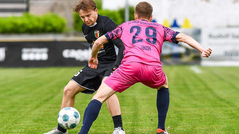 Zweikampf um den Ball: Kurdistans Sandro Frugaborsi (in Schwarz), Torschütze zum zwischenzeitlichen 3:1, und Schafhausens Frederik Lenzen.