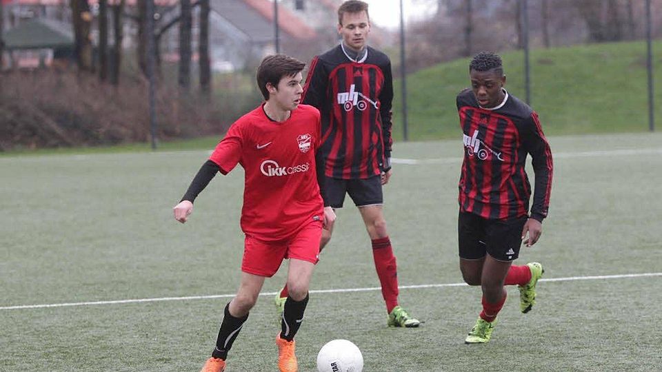 Fußball auf Kunstrasen: Das attraktive Angebot nutzen die A-Junioren des Bedburger BV (in Rot) wie selbstverständlich. Foto: Bucco