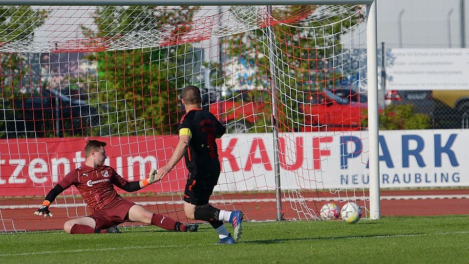Kapitän Ahmed Ahmedov trifft hier zum 1:0 – der TSV Neutraubling vermeidet mit einem Heimsieg gegen Oberhinkofen den Direktabstieg.