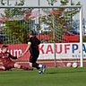 Kapitän Ahmed Ahmedov trifft hier zum 1:0 – der TSV Neutraubling vermeidet mit einem Heimsieg gegen Oberhinkofen den Direktabstieg.