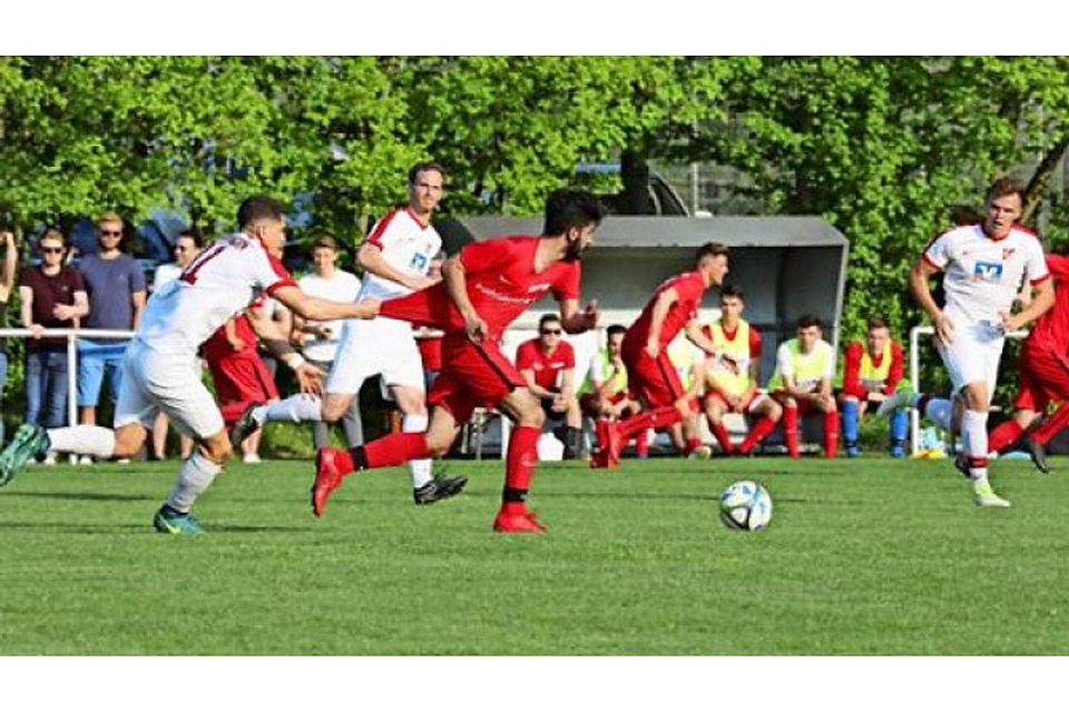 Der TV Oeffingen (weiß) und der SV Fellbach (rot) treffen im Derby aufeinander.  Foto: Patricia Sigerist