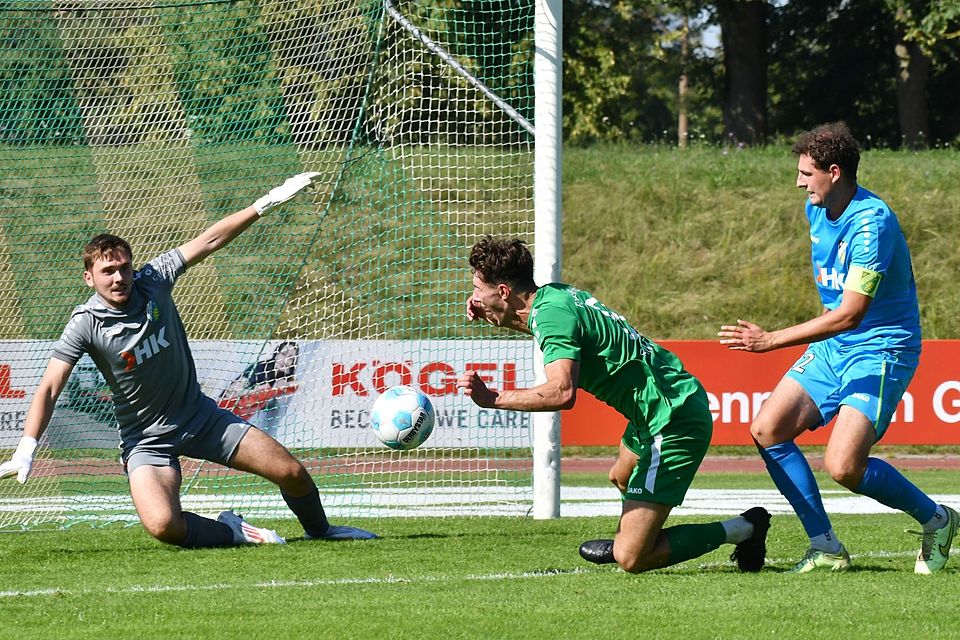 Elfmeter gab es für den FC Gundelfingen, als Leon Sailer (Mitte) im Strafraum zu Fall kam. Aystettens Kapitän Fabian Krug schwor jedoch, dass er zuerst den Ball gespielt hatte.