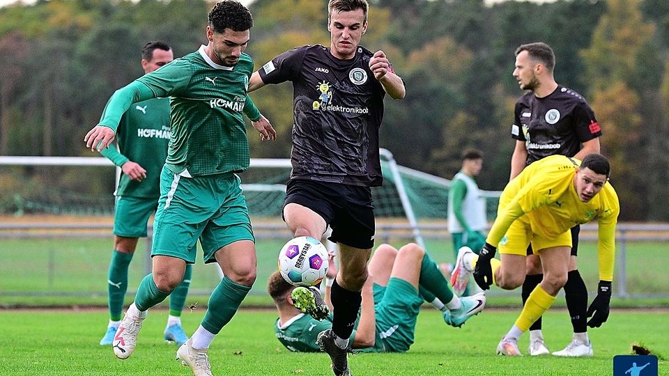Lukas Oberseider (Mitte, am Ball) ist mit seinen 19 Jahren eine der Saisonentdeckungen bei der SpVgg Ansbach -  und hat nun seinen Vertrag bis 2026 verlängert. 