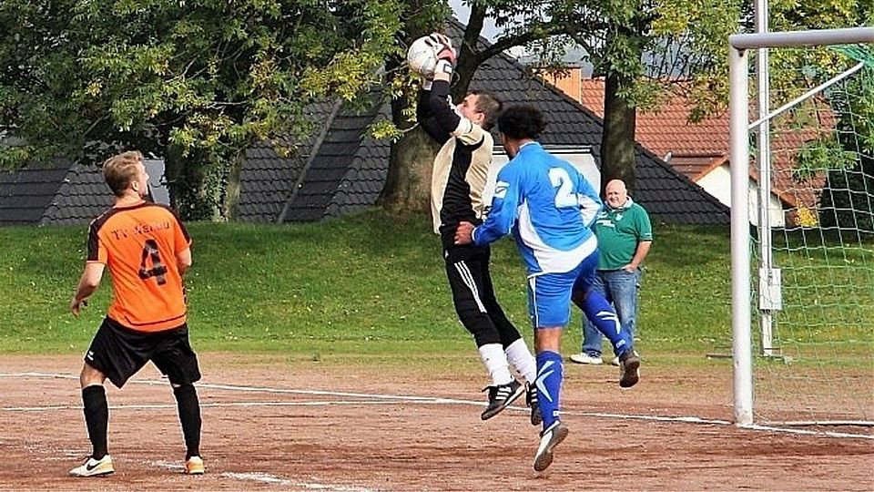 In einer umkämpften Partie konnte der Wallauer Schlussman Wronski (Foto) die Heimniederlage gegen Sossenheim nicht verhindern. F: Menning