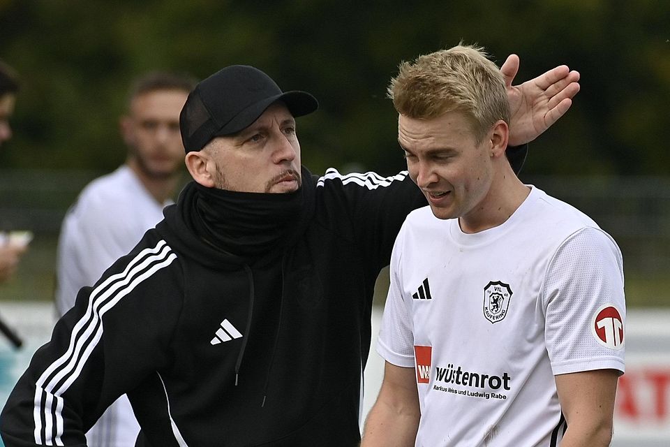 Der neue Trainer Franco Simon (links) hatte zwar Gesprächsbedarf mit seinem Schützling Felix Mailänder, doch das Debüt glückte mit dem 4:1-Sieg des VfL Kaufering.