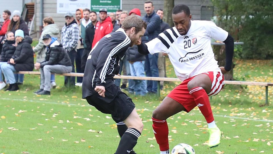 Eins gegen eins: Neufahrns Ezechiel Mozimi (r.) nimmt es mit Zollings Josef Martin Kaindl auf. Die Partie zwischen dem FCN und der SpVgg endete torlos.