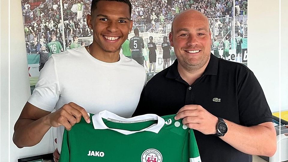 Eichstätts Sportlicher Leiter Tobias Grimm (re.) freut sich über den nächsten Neuzugang Kevin Mutove.