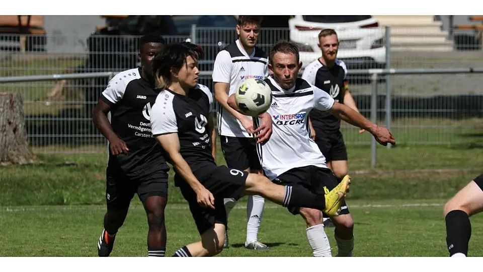 Die SG Mornshausen/Erdhausen/Frohnhausen mit Jan Niklas Heck (rechts) und der TSV Caldern mit Toki Hiromoto trennen sich am zweiten Spieltag der Fußball-Kreisliga B mit 3:3. © Jens Schmidt