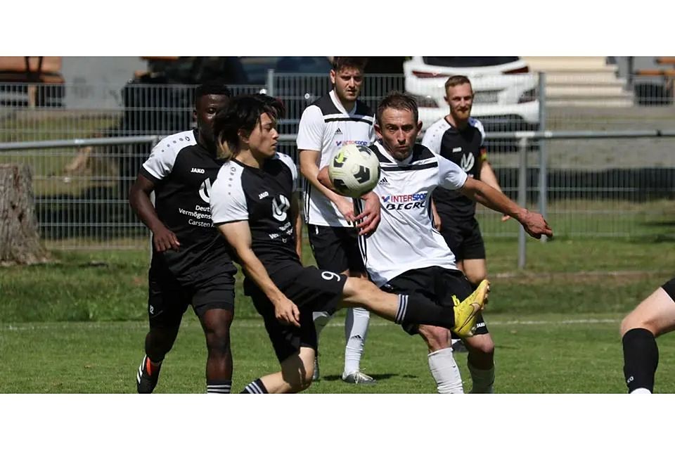 Die SG Mornshausen/Erdhausen/Frohnhausen mit Jan Niklas Heck (rechts) und der TSV Caldern mit Toki Hiromoto trennen sich am zweiten Spieltag der Fußball-Kreisliga B mit 3:3. © Jens Schmidt