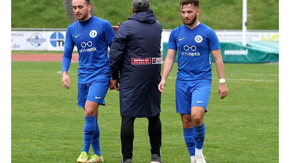 Abgeklatscht: Eintracht-Coach Murat Yasar mit Thiemo Stavridis (links) und Bertin Gelenbevi. 	