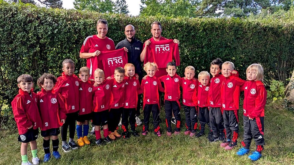  Ein Foto der G2-Jugendmannschaft in der neuen Ausstattung zusammen mit dem Sponsor.