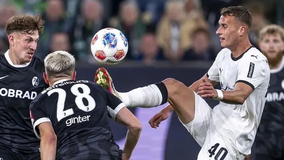 Premiere auf der Bundesliga-Bühne und gleich mittendrin: Jan Urbich (rechts), ehemals Biebrich 02, im Trikot von Borussia Mönchengladbach mit der Nummer 40.