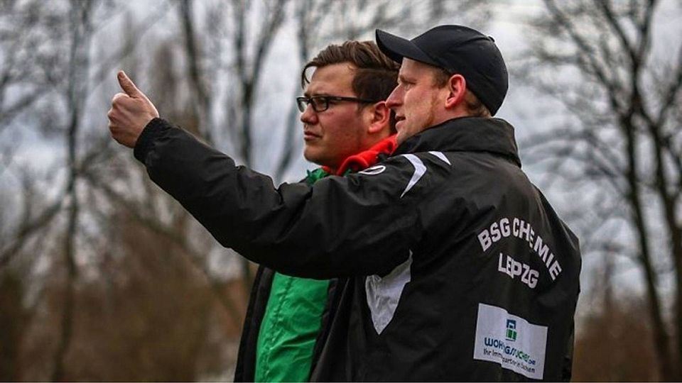 Alex Franke (links) und Gregor Schoenecker werden zum Ende der laufenden Spielzeit das Traineramt bei der U23 der BSG Chemie Leipzig niederlegen.  Foto: Donner