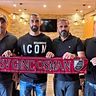 Von links nach rechts: Fußball-Chef Ilyas Basol, Spieler Haluk Türkeri, Vorstand und Hauptsponsor Zihni Güneş und Vorsitzender Erkan Üstünay bei der Vorstellung des Top-Transfers. 