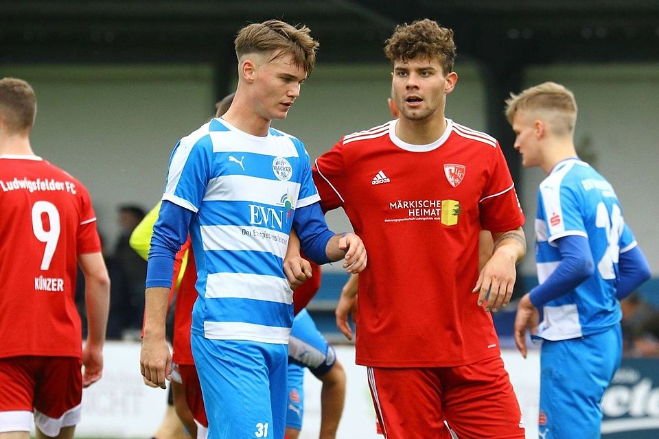 Konrad Schneider (vorne) und Rune-Kjell Litzenberg (rechts, leicht unscharf) spielen nächste Saison beim FSV Martinroda.