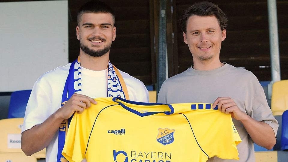 Stefan Ilic (li.) wird vom Sportlichen Leiter Johannes Müller begrüßt. 