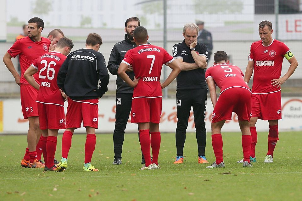 Ratlosigkeit herrschte bei allen Beteiligten der Sportfreunde Siegen nach der 0:3-Niederlage beim SC Wiedenbrück. Foto: René Traut