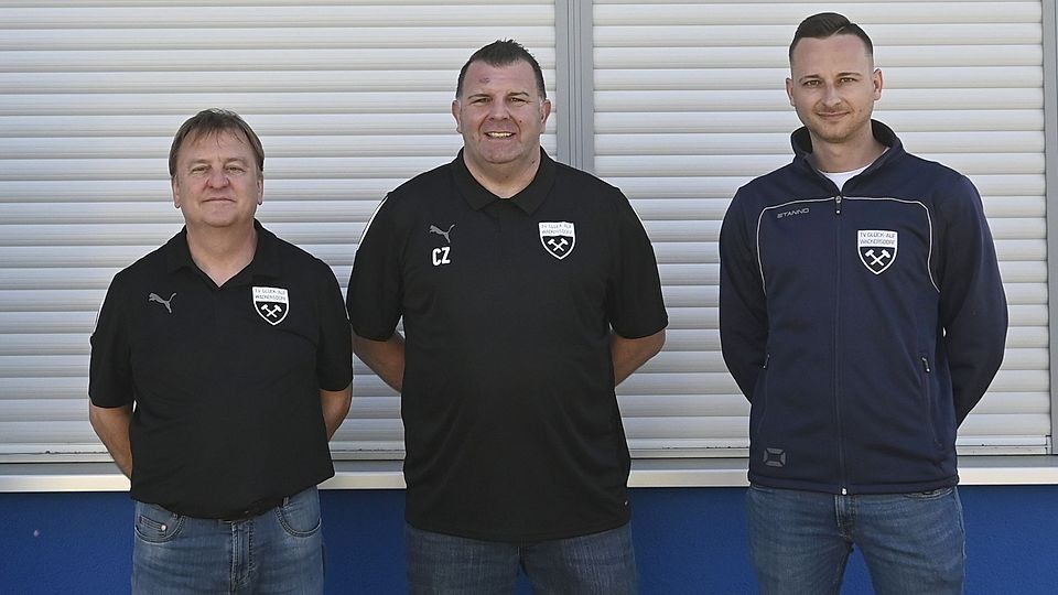 Abteilungsleiter Stefan Adam (links) und Sportlicher Leiter Sebastian Strobl (rechts) stellen den neuen Trainer Christian Zwack vor.