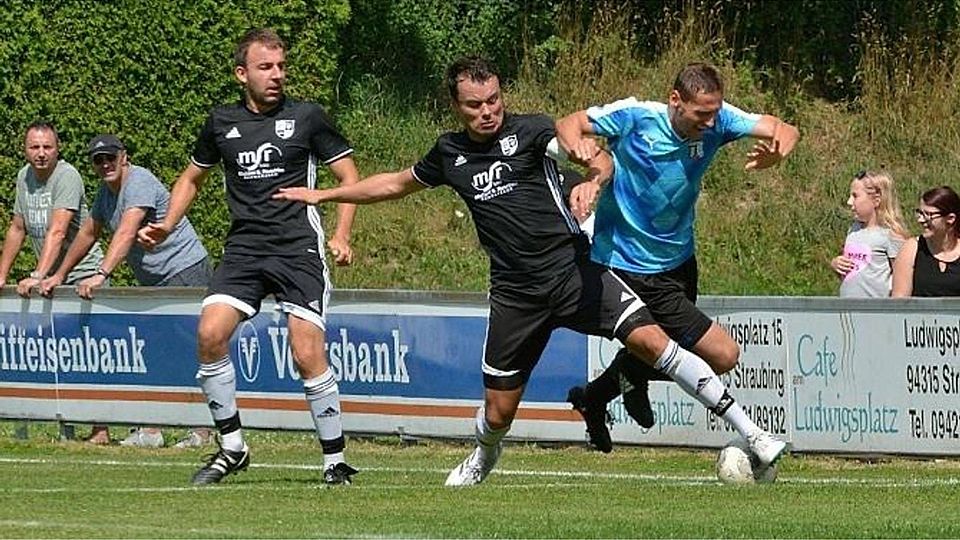 Der SV Schwarzach (in schwarz) tritt nach dem Sieg über die SpVgg GW Deggendorf mit enorm viel Selbstvertrauen an. F: Ritzinger