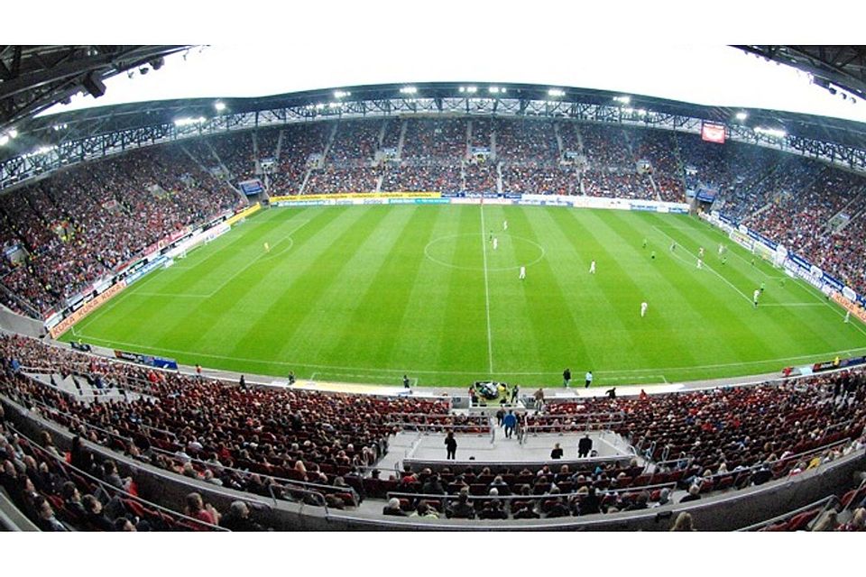 Beim letzten Gastspiel des TSV 1860 München in Augsburg hieß das Stadion an der B17 noch Impuls-Arena und man spielte in der Zweiten Liga. Der FCA verlor zwar im September 2010 das Derby mit 1:2. Doch am Ende der Saison stieg der FCA in die Bundesliga auf. 	   F.: Ulrich Wagner