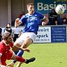 In die Quere kommt dem Ismaninger Dominik Hofmann (r.) ein Spieler des TSV Kottern.
