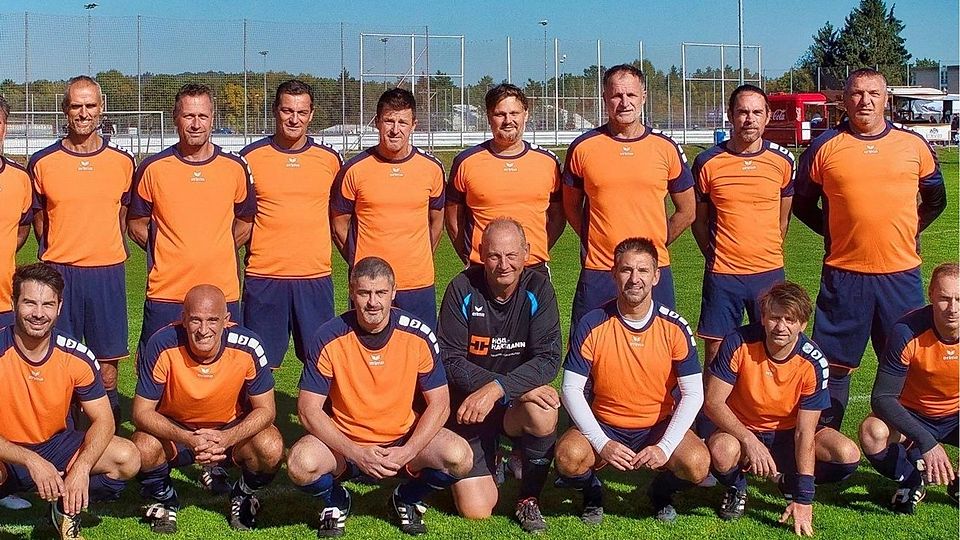 Das Brucker Erfolgsteam bestand aus (hinten v.l.) Bernhard Lutz, Wolfgang Westner, Matthias Dill, Thomas Griesgraber, Christian Obermeier, Roland von Kummant, Anton Preitsameter, Holger Tesche, Branko Marcetic sowie (vorne v.l.): Peter Held, Stephan Steinbeißer, Hasan Emanet, Markus Wiedmann, Martin Lankes, Markus Altmann und Robert Knopek.