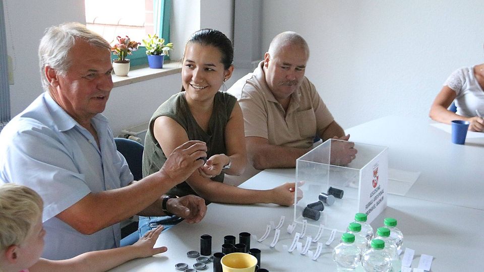 Ausgelost: Glücksfee Nila Ishan zog gemeinsam mit Steffen Misdziol (links) und Edmund Herter vom Fußballkreis Oberhavel/Barnim die Achtelfinals des Kreispokals. Foto: Kretschmer