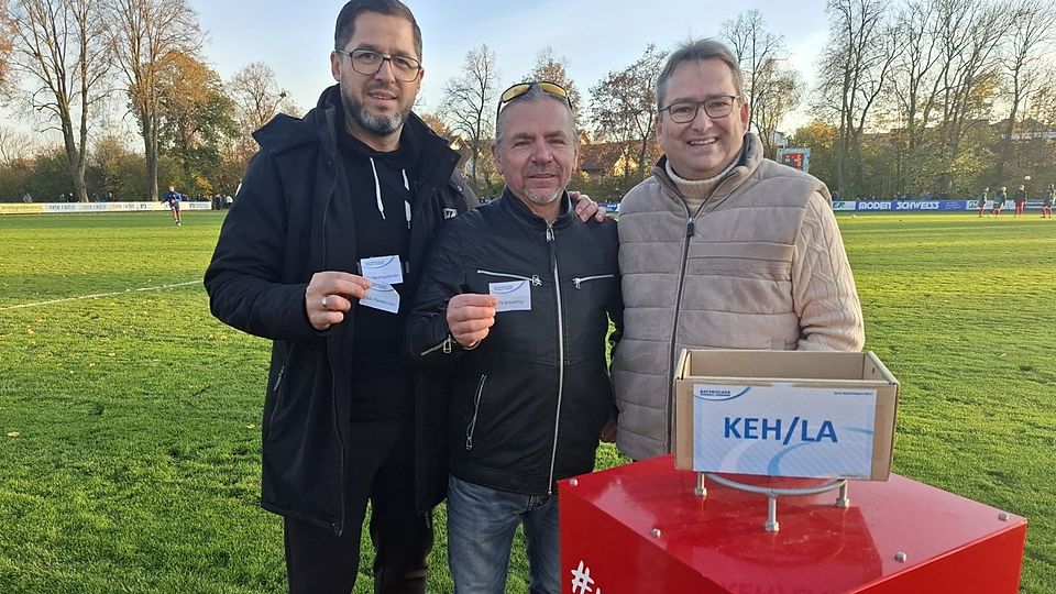 Losfee Bernhard Schweiß (Mitte) mit Schierlings Abteilungsleiter Holger Bursian (li.) und Kreis-Spielleiter Herbert Hasak 