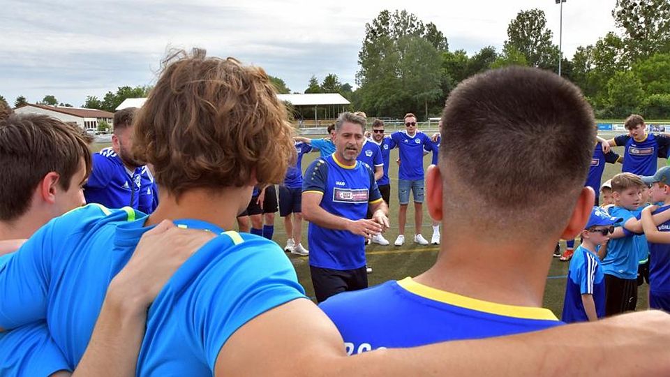 Der SV/BSC Mörlenbach ist Derbysieger. Das freut Spielertrainer Riza Aydogan (Mitte), der seine Spieler nach der Partie noch einmal versammelt.	Foto: Dagmar Jährling