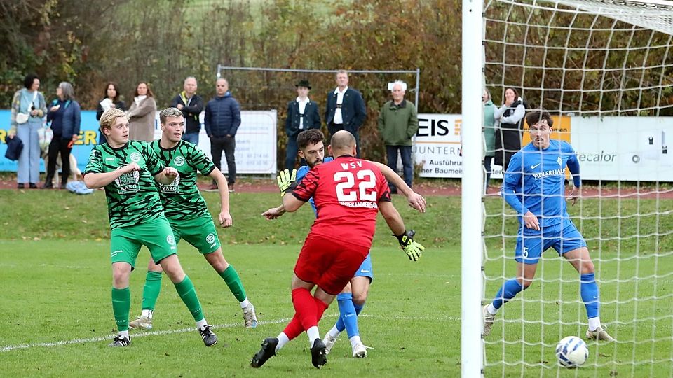 Zu oft zu spät: Hier schiebt Michael Wiedenhofer (M.h.) vor Marco Diroma zum 4:0 ein.