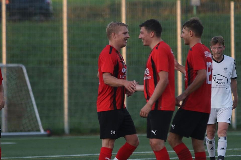 Überzeugende Vorstellung: (v.l.) 2:0-Torschütze Simon Gerg, Vorlagengeber Stefan Resch und Christian Englbrecht. Überzeugende Vorstellung: (v.l.) 2:0-Torschütze Simon Gerg, Vorlagengeber Stefan Resch und Christian Englbrecht.