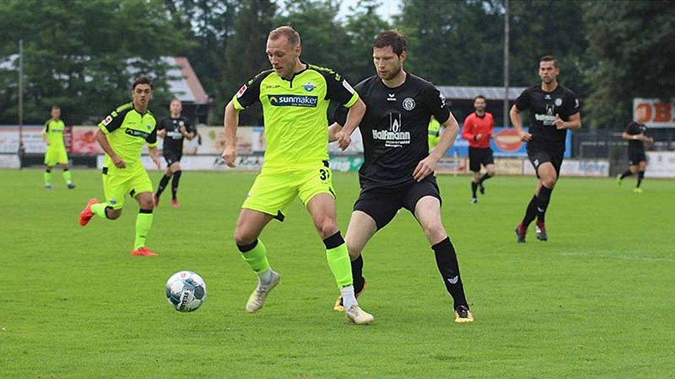 Doppeltorschütze: Paderborns Ben Zolinski (l.), hier im Duell mit dem Delbrücker Tobias Henksmeier, erzielte im Testspiel die ersten beiden Tore. 