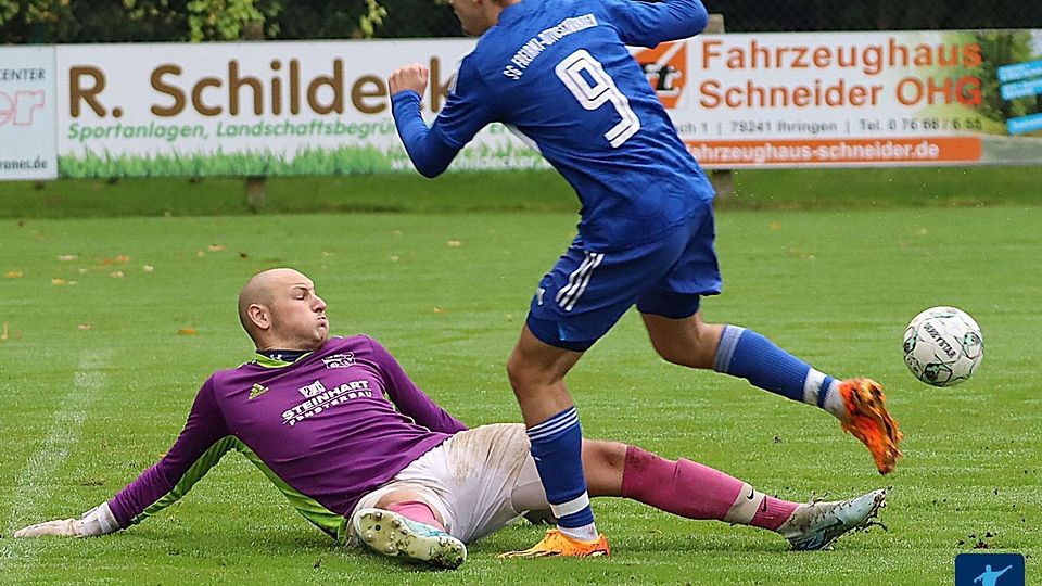 Da ging es noch einmal gut: Alexander Fuhr, der Torwart der SG Ihringen/Wasenweiler, klärt in dieser Szene gegen Luke Bühler von der SG Freiamt-Ottoschwanden. Aber schließlich holte Freiamt ein 4:1 in der Nachtwaid.