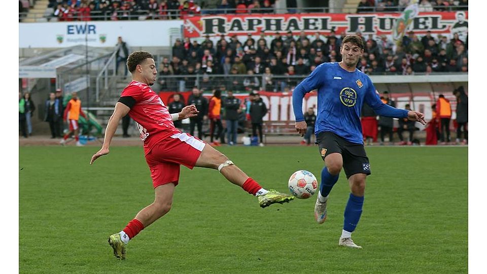 Auch Wormatia-Spieler Nicolas Obas (rotes Trikot), hier vor dem Koblenzer Marcel Wingender am Ball, hofft auf ein Startelfmandat am Wochenende.	Archivfoto: Christine Dirigo/pakalski-press