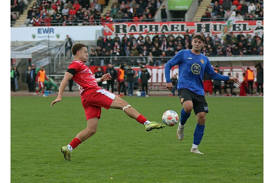 Auch Wormatia-Spieler Nicolas Obas (rotes Trikot), hier vor dem Koblenzer Marcel Wingender am Ball, hofft auf ein Startelfmandat am Wochenende. Archivfoto: Christine Dirigo/pakalski-press Auch Wormatia-Spieler Nicolas Obas (rotes Trikot), hier vor dem Koblenzer Marcel Wingender am Ball, hofft auf ein Startelfmandat am Wochenende. Archivfoto: Christine Dirigo/pakalski-press